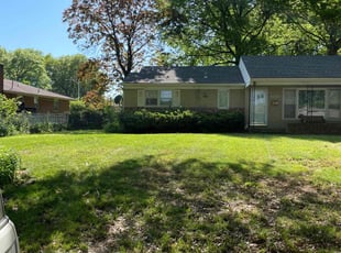 Bush Trimming by Bo Hickmon for Donna A. in Raytown, MO