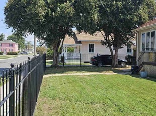 Bush Trimming by Andrew Honeycutt for Samantha Y. in New Orleans, LA