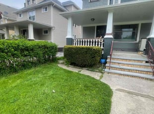 Bush Trimming by Demetrieus Bennett for Paul M. in Cleveland Heights, OH