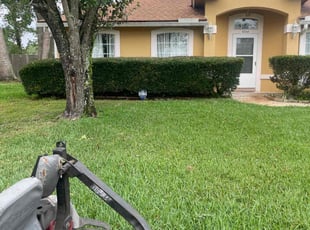 Bush Trimming by peauntry jones for William B. in Jacksonville, FL