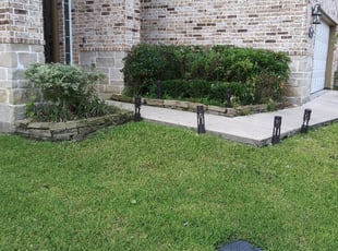 Bush Trimming by Markus Lafayette for De Shaun S. in Houston, TX