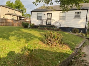 Bush Trimming by Gilberto Nava for david w. in Nashville, TN