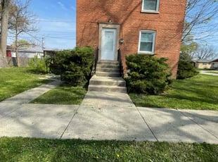 Bush Trimming by Jesus Guerra for Jawan F. in Des Plaines, IL