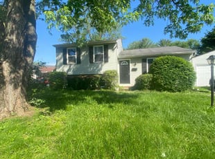 Bush Trimming by Buckeye Touch for Bonnie M. in Columbus, OH