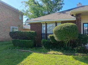 Bush Trimming by Jesus Valencia for Lavanessa Y. in Rowlett, TX