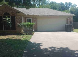 Bush Trimming by Jose Martinez for Rachel W. in Arlington, TX
