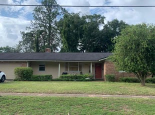 Bush Trimming by Naturallyp Bonsell jr for Ashley B. in Jacksonville, FL