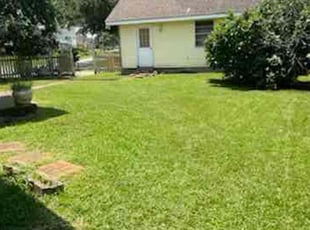 Bush Trimming by Akeem Lewis for Lawrence C. in Gretna, LA