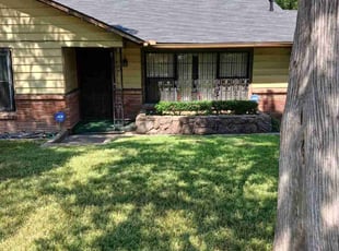 Bush Trimming by John Dowdy for Rosie J. in Dallas, TX