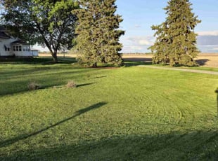 Victoria W.'s lawn care services service result
