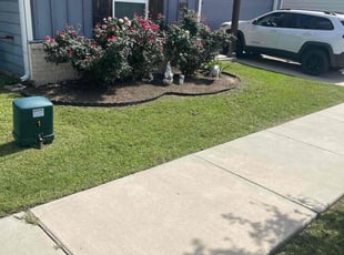 Keila &amp;.'s Flower Bed Weeding service result
