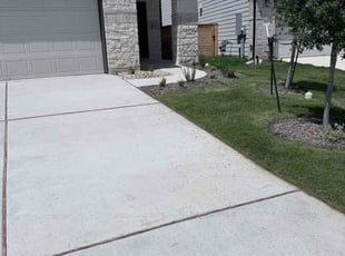Saroni L.'s lawn maintenance service result