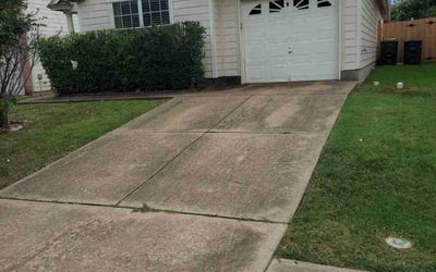 Photo of Heather C.'s yard after getting landscaping in Smithville, TX
