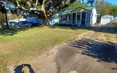 Photo of Sarah V.'s yard after getting tree care in Neptune Beach, FL