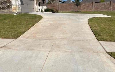 Photo of Bonnie H.'s yard after getting lawn care in Riviera Beach, FL