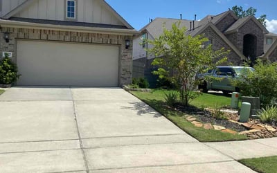 Photo of Laura L.'s yard after getting lawn care in Seabrook, TX