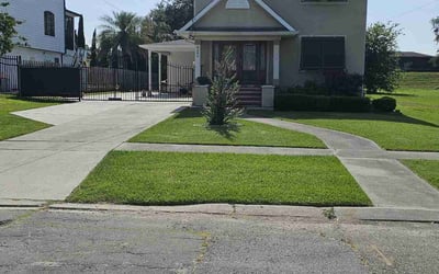 Photo of Glenda B.'s yard after getting lawn care in Port Richey, FL