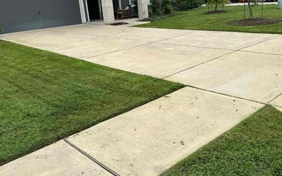 Photo of Natalie S.'s yard after getting lawn care in Hutto, TX