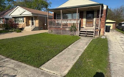 Photo of Zoe S.'s yard after getting lawn care in Evergreen Park, IL