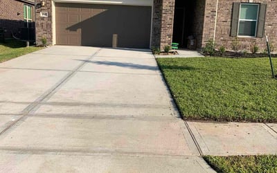 Photo of Creative V.'s yard after getting lawn care in Alvin, TX