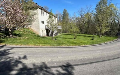 Photo of Linda J.'s yard after getting lawn care in Monroeville, PA