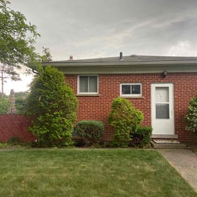 Bush Trimming by Maintenance Unlimited reviewed on June 5, 2022