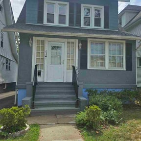 Bush Trimming by Marisol lawn care reviewed on June 13, 2022