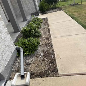 Flower Bed Weeding by Goetz Lawn Care reviewed on August 2, 2024