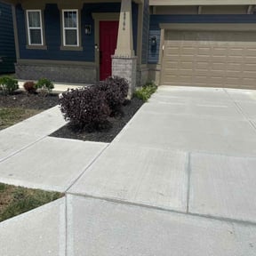 Weeding by Show Up Show Off Landscaping And More reviewed on April 15, 2022