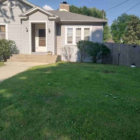 Bush Trimming by Custom Remodeling and Restoration reviewed on April 24, 2021