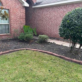 Flower Bed Weeding by Green Garden The Woodlands reviewed on June 28, 2022