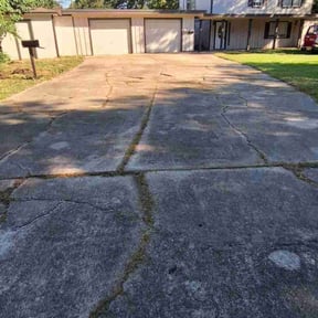 Weeding by Mowtown lawn grooming reviewed on May 31, 2022