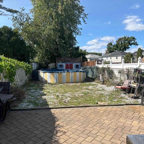 Flower Bed Weeding by Hector's Lawn Care reviewed on May 24, 2022