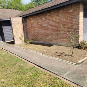 Flower Bed Weeding by Verde Lawn and Property Management reviewed on June 10, 2022