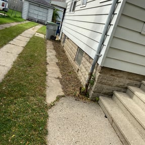 Flower Bed Weeding by Finns landscaping reviewed on November 18, 2024