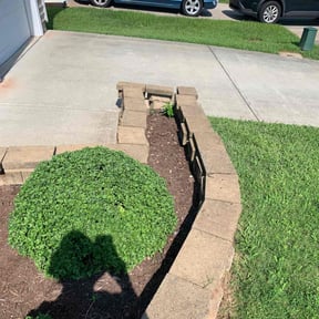 Flower Bed Weeding by Hudgins Lawncare maintenance reviewed on May 2, 2025