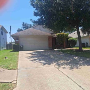Bush Trimming by RHOYALTY LAWN CARE, LLC reviewed on June 14, 2022