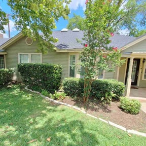 Bush Trimming by Jay's Lawn Care reviewed on April 29, 2023