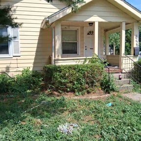 Bush Trimming by mark's lawncare reviewed on July 21, 2022