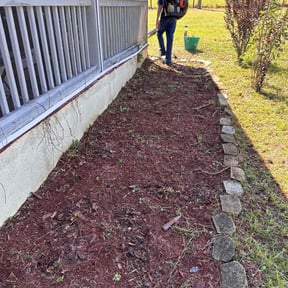 Flower Bed Weeding by Cari lawn care reviewed on October 14, 2022