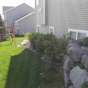 Flower Bed Weeding by Above the Lawn reviewed on July 28, 2021