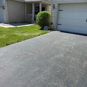 Bush Trimming by Daniel's lawn care service LLC reviewed on July 8, 2022