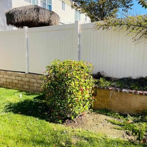 Bush Trimming by Hernandez Landscaping reviewed on January 28, 2025