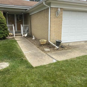 Weeding by Murray's Irish eyes lawn service reviewed on May 14, 2022