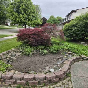 Flower Bed Weeding by Murray's Irish eyes lawn service reviewed on May 7, 2022