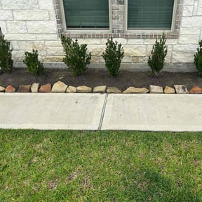 Flower Bed Weeding by Frazier Lawn Care reviewed on June 4, 2025