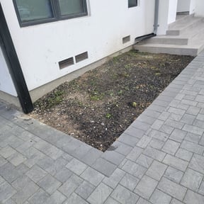 Flower Bed Weeding by Santos E Pereira reviewed on June 3, 2022