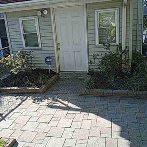 Flower Bed Weeding by Aparicio Lawn Care reviewed on March 30, 2022