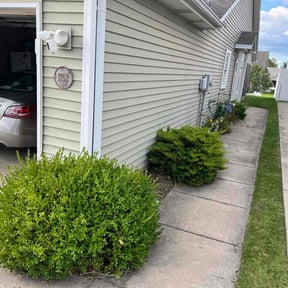 Flower Bed Weeding by ShiftChange LLC Lawn Service reviewed on October 21, 2025