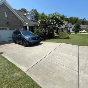 landscaping services by Que reviewed on August 20, 2025